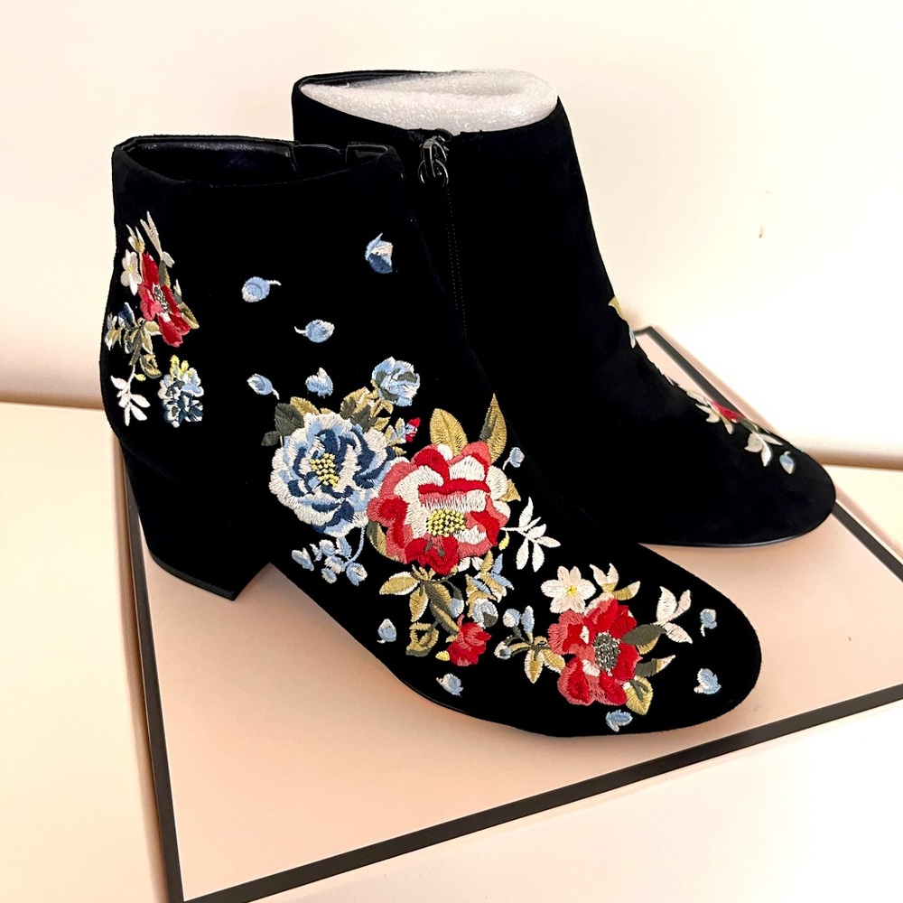 White House Black Market size 8.5 booties